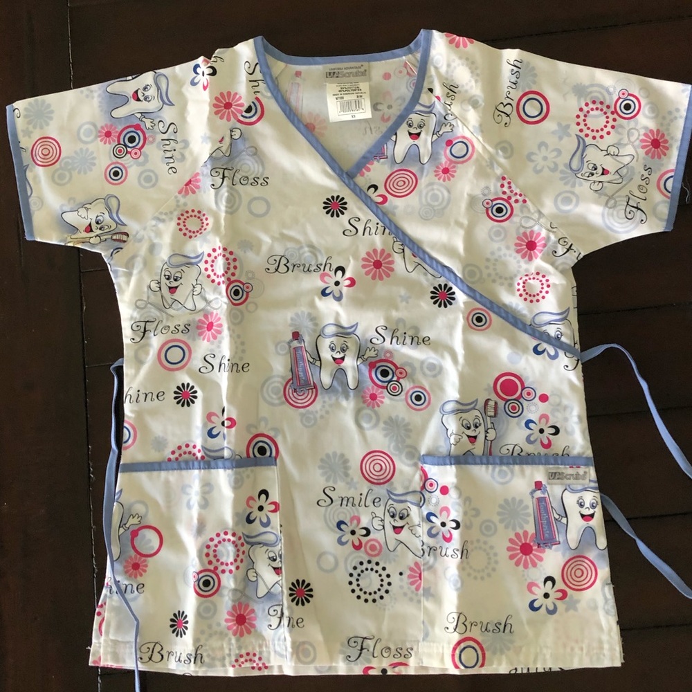 Dental scrub top NEW